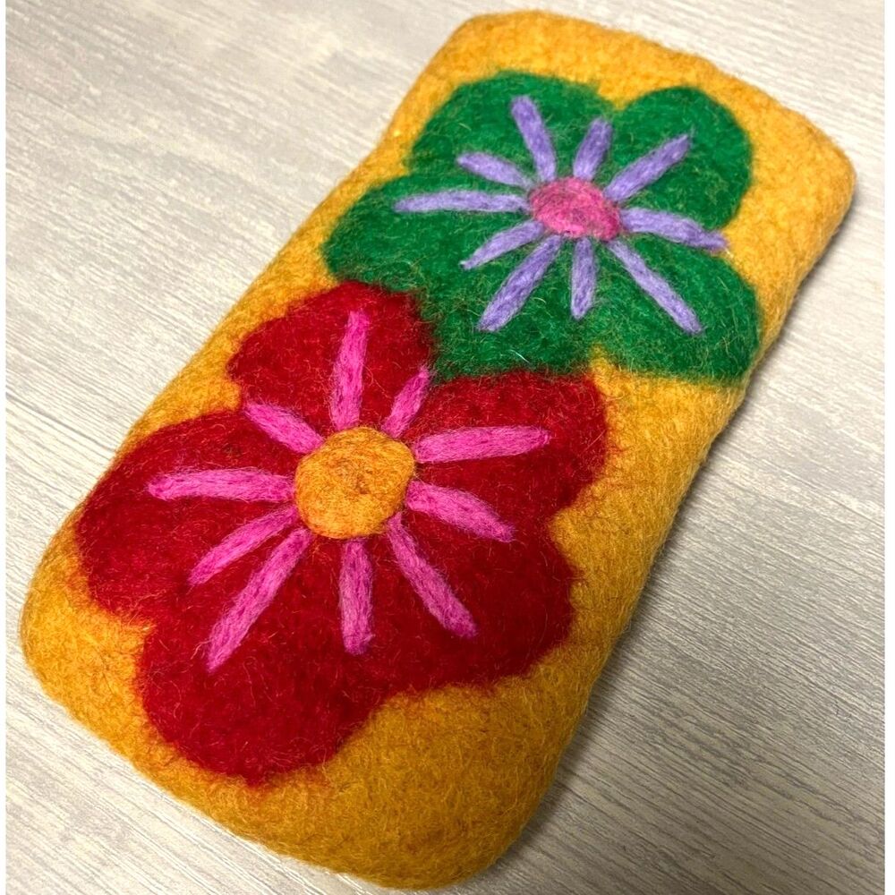 Wool glasses holder with flowers